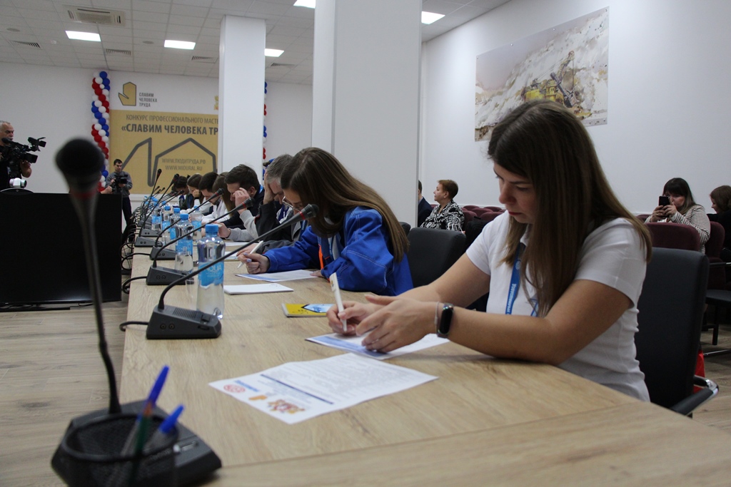 Участники конкурса выполняют тестовое задание